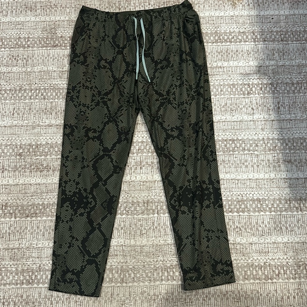 Lululemon athletic pants green alligator print
